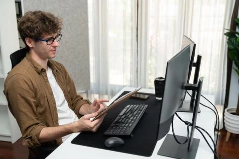 IT developer reading online software development on document report. Gusher. Foto stock