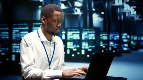 IT developer repairing server Foto stock