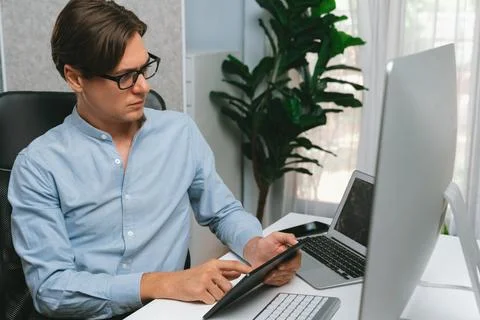 IT developer selecting by point on coding online software. Pecuniary. Foto stock