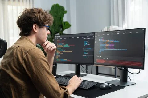 IT developer with stressful overworked in creating online software code. Gusher. Foto stock