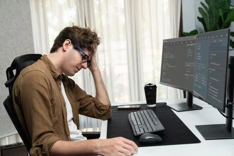 IT developer with stressful overworked having headache in bad feeling. Gusher. Foto stock