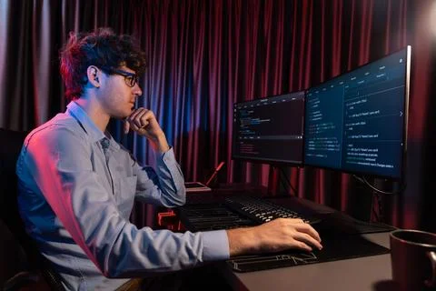 IT developer thinking online software information coding on pc screen. Gusher. Foto stock
