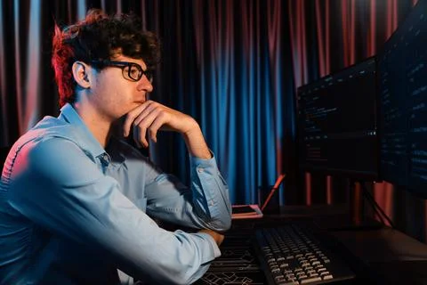 IT developer thinking online software information coding on pc screen. Gusher. Foto stock