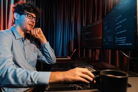 IT developer thinking online software information coding on pc screen. Gusher. Foto stock