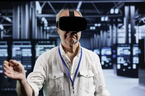IT developer using VR in data center Foto stock