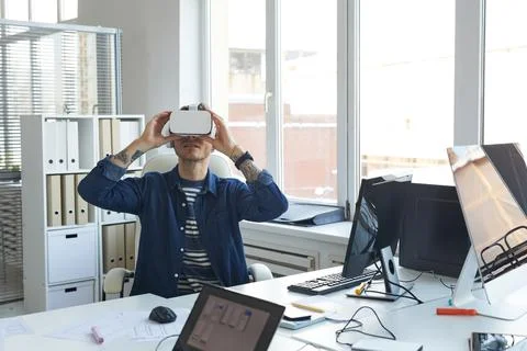 IT Developer Using VR Headset 库存照片