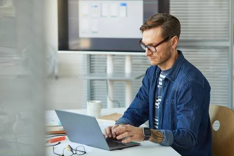 IT Developer Working in Office Stockfoto's