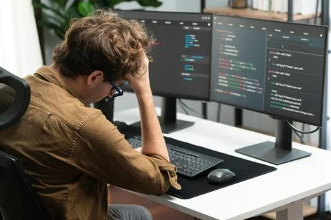 IT developer working online software development coding on pc screens. Gusher. Foto stock