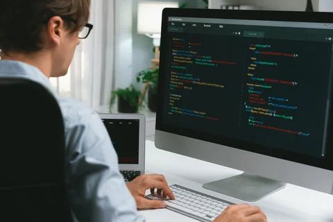 IT developer working online software development on pc and laptop. Pecuniary. Foto stock