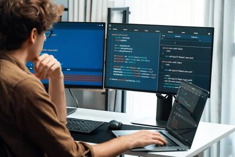 IT developer working online software development coding on pc screens. Gusher. Foto stock