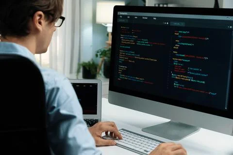 IT developer working online software development on pc and laptop. Pecuniary. Foto stock