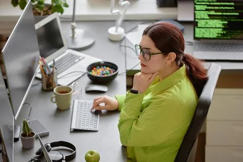 IT Developer Writing Code at Programmer Desk Setup Foto stock