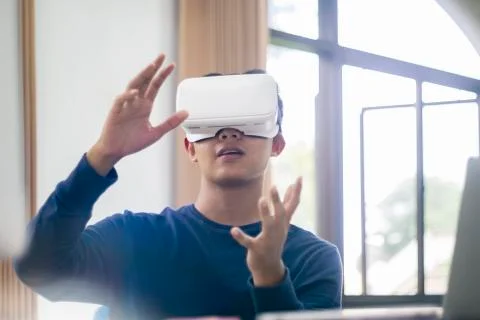 IT engineer and programmer testing software and working with VR headset on. Foto stock