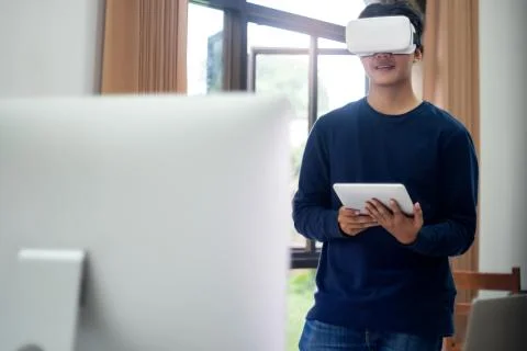 IT engineer and programmer testing software and working with VR headset on. Stockfoto's