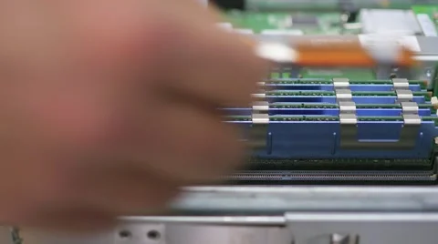 It engineer conducts maintenance work in the server room Vidéo 68645348