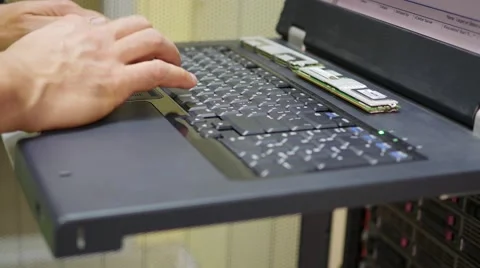 It engineer conducts maintenance work in the server room Vidéo 68706854