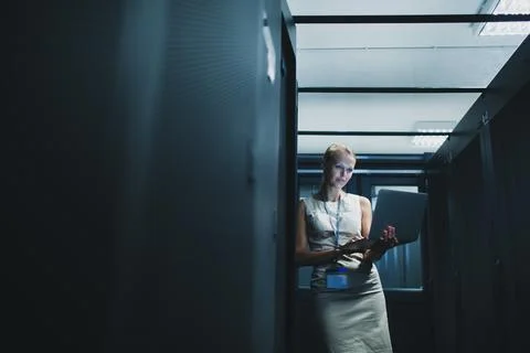 IT engineer   doing routine maintenance server rack Stock-Fotos