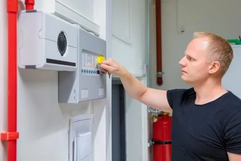 IT Engineer Opening Fire Panel In Server Room Foto stock