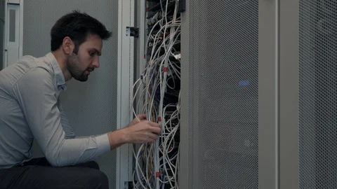 IT Engineer Patching Network Equipment In Server Room. 库存影片 104179407