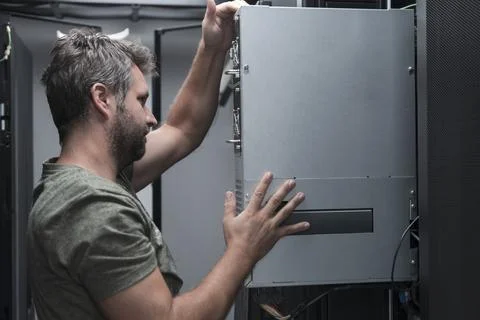 IT engineer working In the server room or data center The technician puts in a 스톡 사진