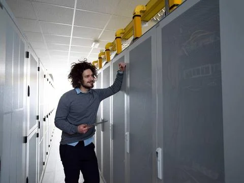 IT engineer working on a tablet computer in server room Male IT engineer w... Stock-Fotos