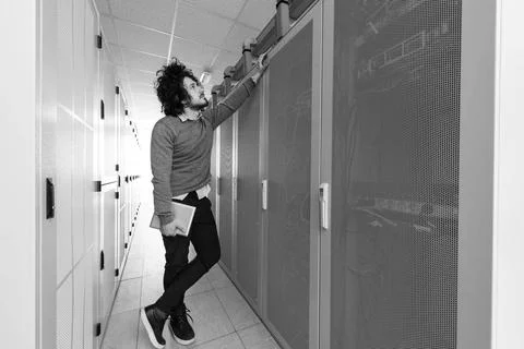 IT engineer working on a tablet computer in server room Male IT engineer w... Stock-Fotos