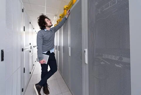 IT engineer working on a tablet computer in server room Male IT engineer w... Stock-Fotos