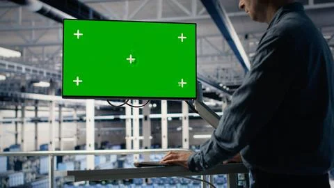 IT expert monitors server farm activity using green screen workstation Stock-Fotos