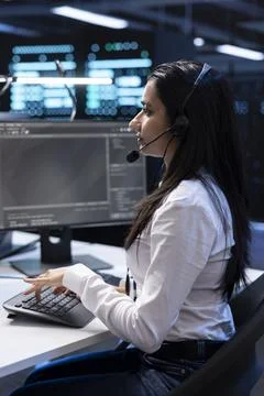 IT expert overseeing infrastructure systems and communicating with engineers Foto stock