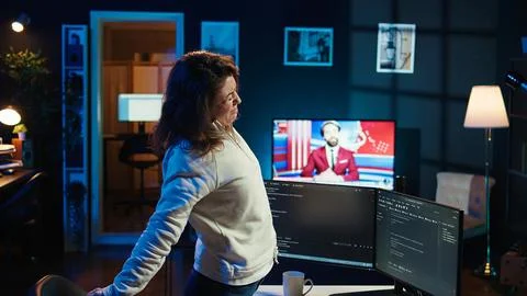 IT expert taking break from work to relax muscles Stock-Fotos