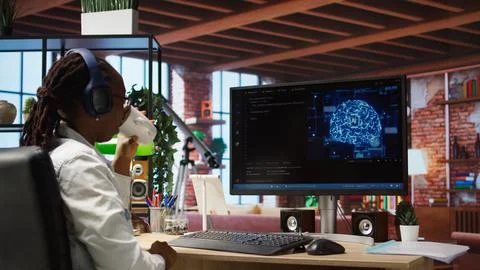 IT expert working with AI deep neural networks and listening music Foto stock