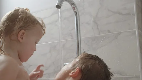 It is fun to play with elder brother in the bath Video stock 124621990