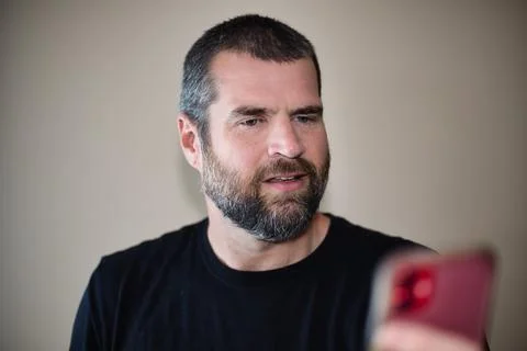 IT Guy Looking at Cell Phone - Grin Foto stock