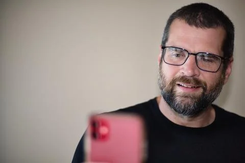 IT Guy Looking at Cell Phone Foto stock