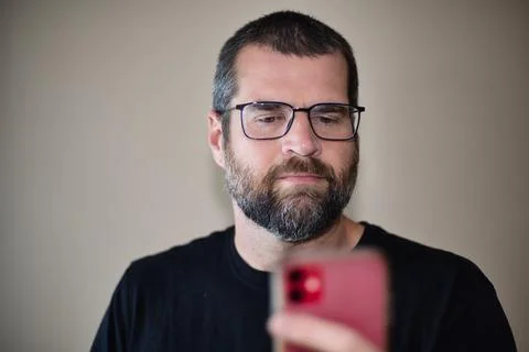 IT Guy Looking at Cell Phone Foto stock