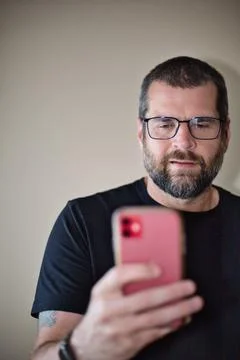 IT Guy Looking at Cell Phone Foto stock