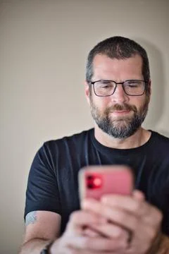 IT Guy Looking at Cell Phone Foto stock