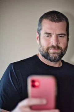 IT Guy Looking at Cell Phone - Amused Foto stock