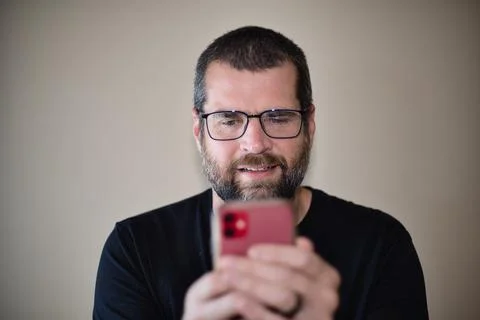 IT Guy on Smartphone Laughing Foto stock