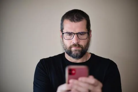 IT Guy on Smartphone Serious Foto stock