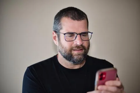 IT Guy on Smartphone Smiling Foto stock