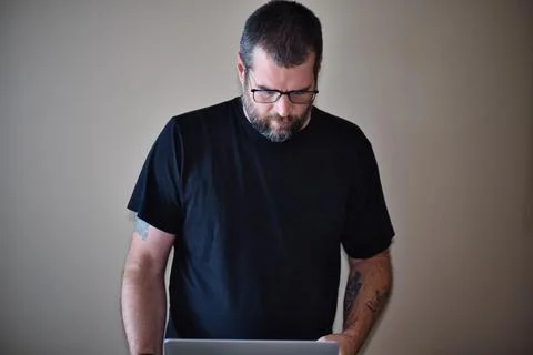 IT Guy Working On Location - Troubleshooting the Issue While Standing Stockfoto's