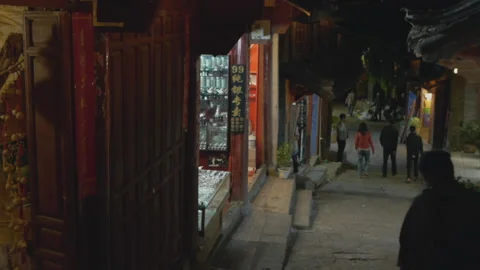 It isclosing time in Lijiang Old Town at night Video stock 150653022
