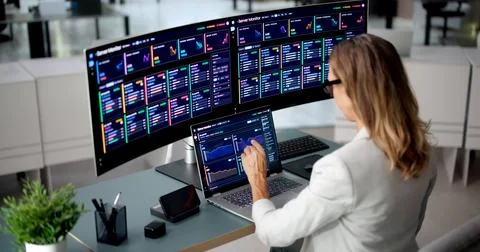 IT Manager Analyzes Real-time Data To Ensure Secure Network Performance. Stock-Fotos