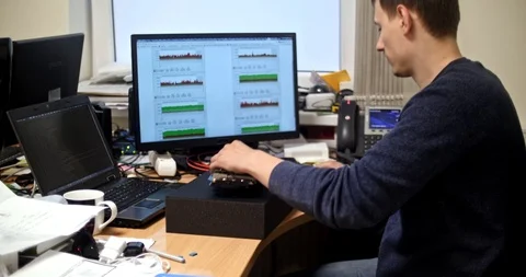 IT Manager in office Vídeo Stock 102382886