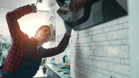 It needs fixing. Man solves household problems Stockfoto's