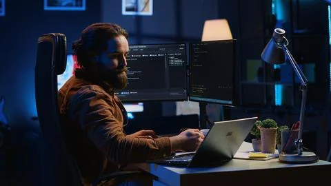 IT professional doing multitasking in apartment office while listening music Stockfoto's