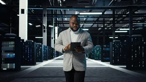 IT professional looking over data center checkup checklist paperwork on tablet 스톡 사진