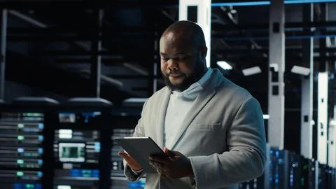 IT professional looking over data center checkup checklist paperwork on tablet 스톡 사진