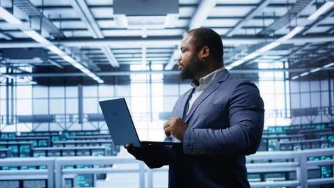 IT professional in server room looking for network issues Foto stock
